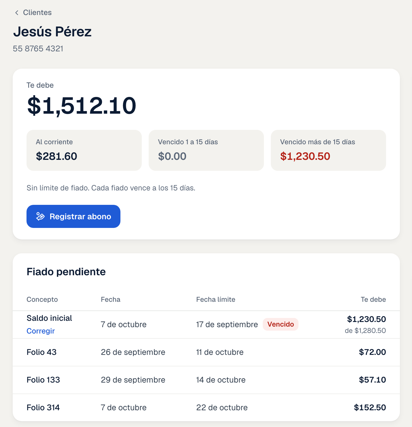 La página de un cliente con lo que te debe, lo vencido y cada fiado con su fecha límite.